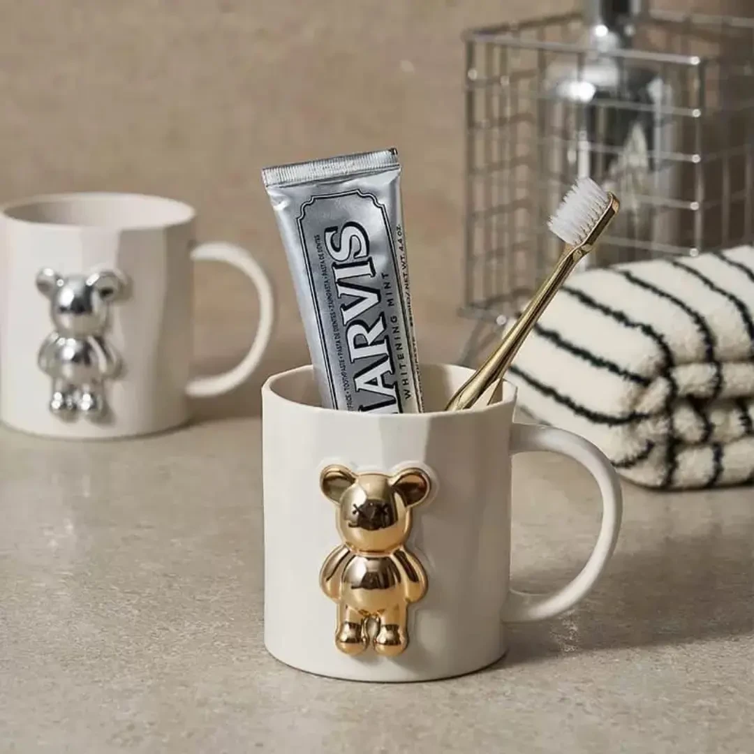 Vaso de bano con asa y oso decorativo