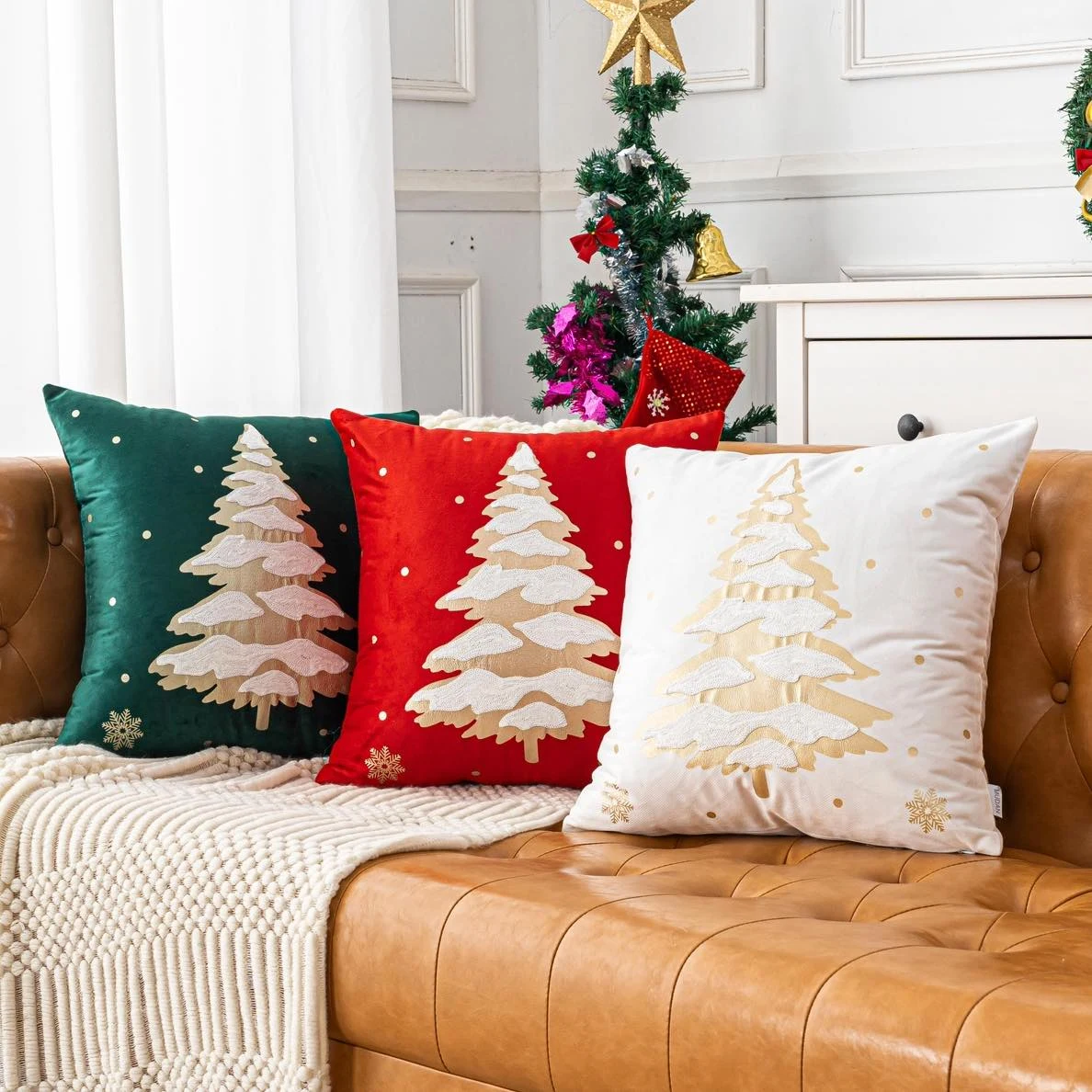 Forro de cojín navideño con árbol dorado